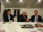 Burg. H. Gilissen feliciteeert voorz. Henk Janssen